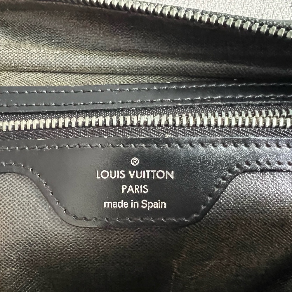 Louis Vuitton Taiga Leather Dopp kit toiletries bag. - Picture 7 of 15